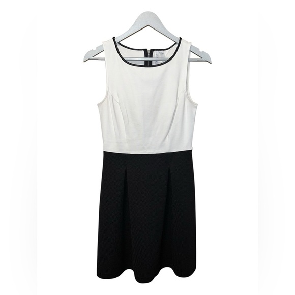 ELLE Black & White Fit-and-Flare Dress – Size 4 - Picture 1 of 4